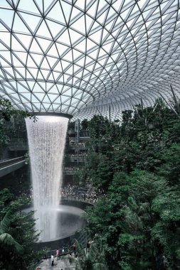 40 metre yüksekliğindeki dünyanın en büyük kapalı şelalesi HSBC Yağmur Girdabı 'na sahip yeşil ağaç bahçesi Jewel Changi Havalimanı' nda, Singapur 'daki Changi Havaalanı' nın yeni turistik merkezi.