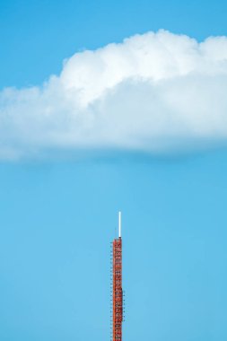 Telekomünikasyon kulesi ya da sinyal kulesi güzel mavi gökyüzü, hücresel ağ anteni, kablosuz iletişim teknolojisi