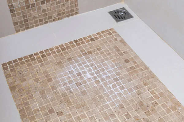 Duş zemininde mozaik fayans, banyo zemininde fayans tamiri, tuvalet temizliği.