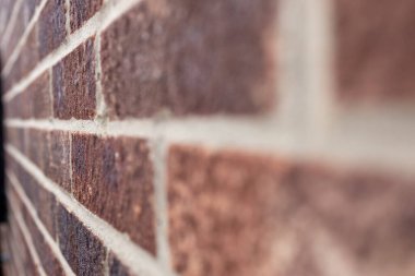 Odaklanamayan ögelere sahip tuğla duvar ve boşluk kopyala