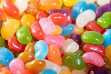 Beyaz arka planda renkli jelibon tabağı.