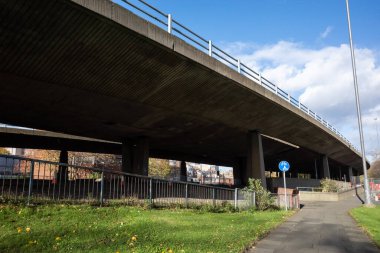 Gateshead UK: 25 Ekim 2020: Gateshead üstgeçit manzarası sokak seviyesinden