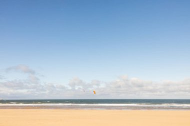 South Shields plajı (South Gezinti güvertesi) yaz günü, denizde uçurtma sörfçüleriyle