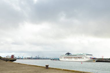 South Shields UK: 3 Haziran 2020: P & O Cruise teknesi (feribot) Tyne Nehri 'ne yanaştı