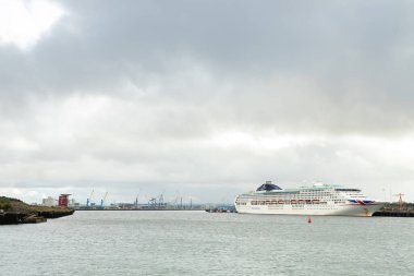 South Shields UK: 3 Haziran 2020: P & O Cruise teknesi (feribot) Tyne Nehri 'ne yanaştı