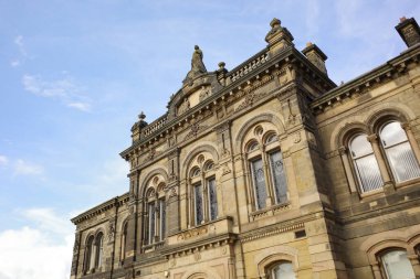 Gateshead UK: 2 Ağustos 2020: Gateshead Belediye Binası güneşli bir günde dış görünüş
