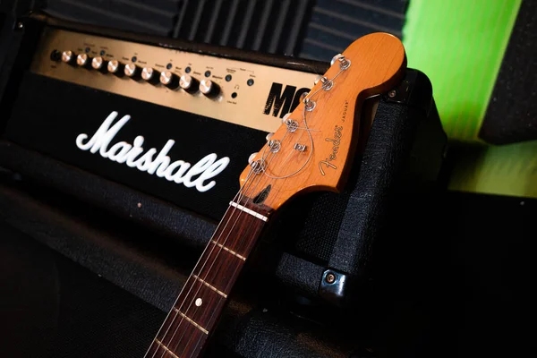 Newcastle - İngiltere: 1 Ağustos 2020: Fender Jaguar gitar başlığı