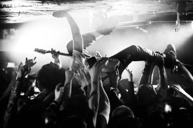 Frank Carter ve Çıngıraklı Yılanlar - 21 Şubat 2019 - Dekan Richardson kalabalığı Newcastle Beyin Takımı 'nda sörf yapıyor