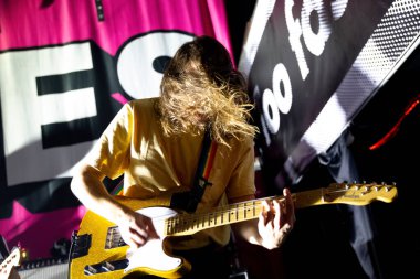 Newcastle UK - 23 Ekim 2018: Mark Bowen (IDLES grubu) Newcastle Riverside konserinde