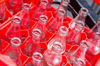 Polonya / Krakow - 9 Eylül 2014: Boş cam şişeler, içecek ve kola sandıkta