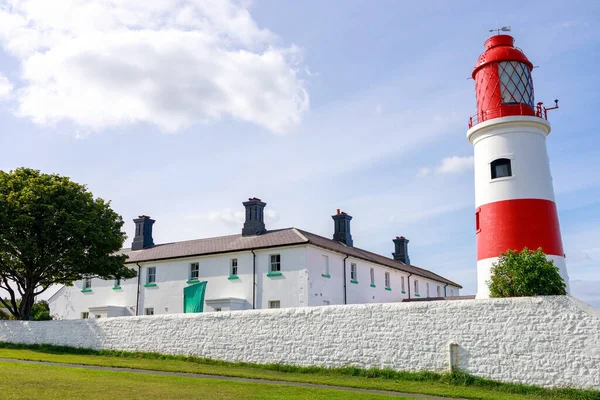South Shields UK: 29 Temmuz 2020: Souter Lighthouse ve The Leas güzel bir yaz gününde