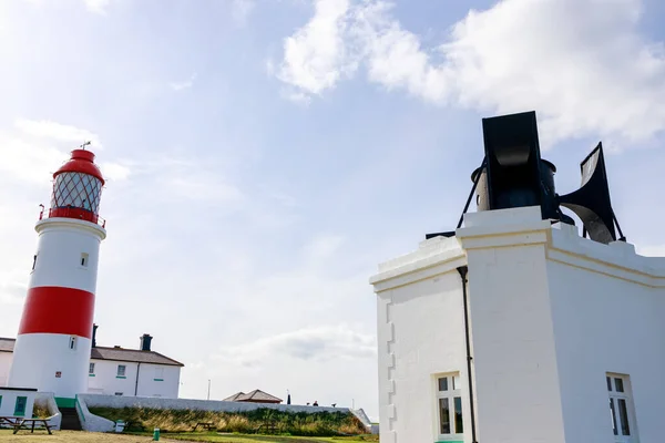 South Shields UK: 29 Temmuz 2020: Souter Lighthouse ve The Leas güzel bir yaz gününde