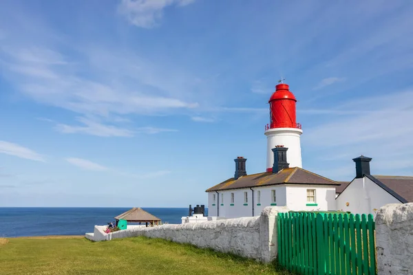 South Shields UK: 29 Temmuz 2020: Souter Lighthouse ve The Leas güzel bir yaz gününde