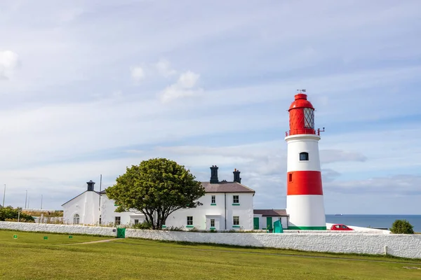 South Shields UK: 29 Temmuz 2020: Souter Lighthouse ve The Leas güzel bir yaz gününde