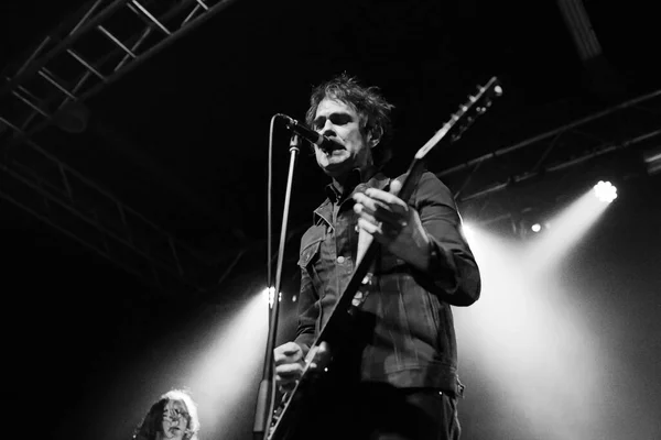 Leeds / UK - 26.10.2018: Jon Spencer and the Hitmakers (Jon Spencer Blues Explosion 'dan) ve Bob Bert (eski Sonic Youth) Leeds Stylus' ta konser verdi.
