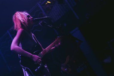 Newcastle UK: 28 Mart 2015: Kurt Alice grubu Ellie Rowsell Newcastle Riverside 'da konser verdi