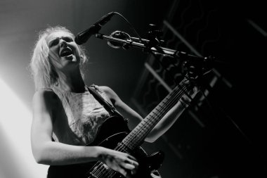 Newcastle UK: 28 Mart 2015: Kurt Alice grubu Ellie Rowsell Newcastle Riverside 'da konser verdi