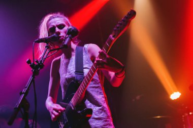 Newcastle UK: 28 Mart 2015: Kurt Alice grubu Ellie Rowsell Newcastle Riverside 'da konser verdi