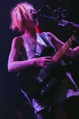 Newcastle UK: 28 Mart 2015: Kurt Alice grubu Ellie Rowsell Newcastle Riverside 'da konser verdi