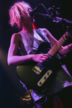 Newcastle UK: 28 Mart 2015: Kurt Alice grubu Ellie Rowsell Newcastle Riverside 'da konser verdi