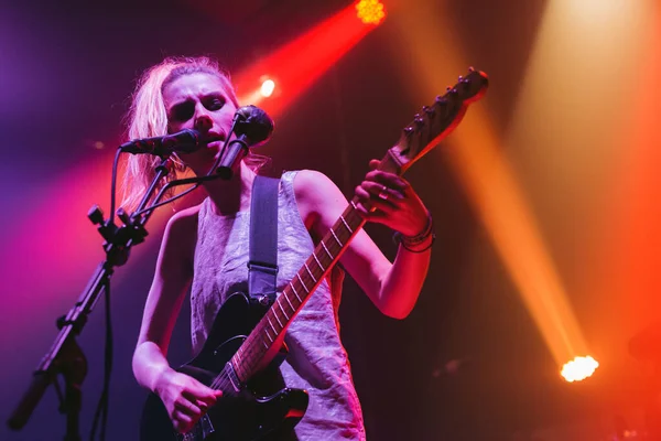 Newcastle UK: 28 Mart 2015: Kurt Alice grubu Ellie Rowsell Newcastle Riverside 'da konser verdi