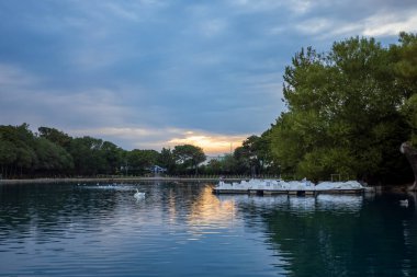 30 Temmuz 2020: South Shields Deniz Parkı alacakaranlıkta tekne gölü