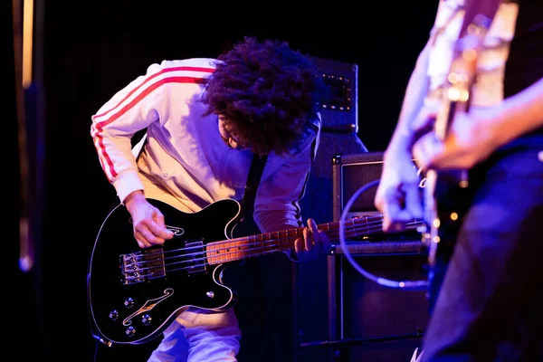 Newcastle UK: 3 Şubat 2019: And You Will Know Us By The Trail of Dead konserinde Madonna 'nın 20. yıl dönümü turunda