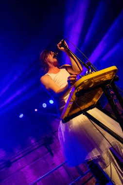 Yalancılar (vokalist Angus Andrew düğün kasasında) Ekim 2017 Newcastle Kazan Mağazası canlı performans