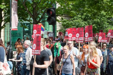 30 Temmuz 2016: Tasarruf tedbirlerine karşı protesto ve Pro Jeremy Corbyn yürüyüşü - protestocular