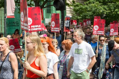 30 Temmuz 2016: Tasarruf tedbirlerine karşı protesto ve Pro Jeremy Corbyn yürüyüşü - protestocular
