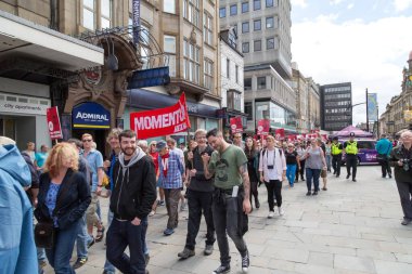 30 Temmuz 2016: Tasarruf tedbirlerine karşı protesto ve Pro Jeremy Corbyn yürüyüşü - protestocular
