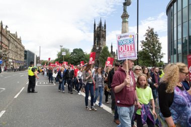 30 Temmuz 2016: Tasarruf tedbirlerine karşı protesto ve Pro Jeremy Corbyn yürüyüşü - protestocular