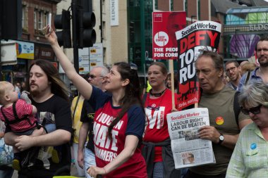 30 Temmuz 2016: Tasarruf tedbirlerine karşı protesto ve Pro Jeremy Corbyn yürüyüşü - protestocular