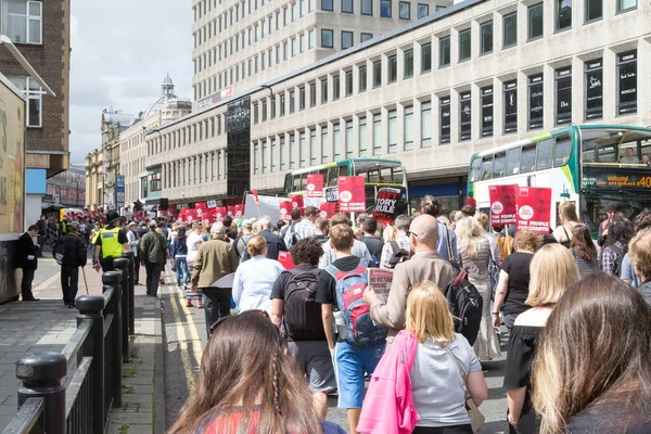30 Temmuz 2016: Tasarruf tedbirlerine karşı protesto ve Pro Jeremy Corbyn yürüyüşü - protestocular