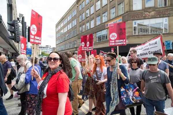 30 Temmuz 2016: Austery karşıtı protesto ve Pro Jeremey Corbyn yürüyüşü - protestocular