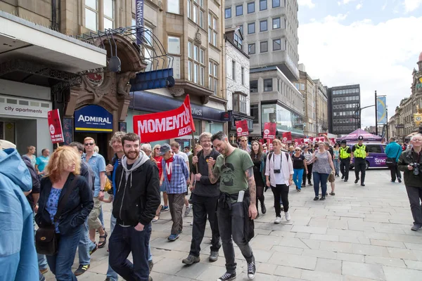 30 Temmuz 2016: Tasarruf tedbirlerine karşı protesto ve Pro Jeremy Corbyn yürüyüşü - protestocular