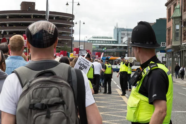 30 Temmuz 2016: Tasarruf tedbirlerine karşı protesto ve Pro Jeremy Corbyn yürüyüşü - protestocular