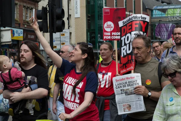30 Temmuz 2016: Tasarruf tedbirlerine karşı protesto ve Pro Jeremy Corbyn yürüyüşü - protestocular