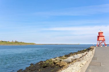 South Shields UK: 24 Temmuz 2020: Herd Groyne Deniz Feneri Bir yaz gününde