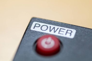 TV uzaktan kumandasında kırmızı güç düğmesi.
