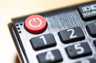 TV uzaktan kumandasında kabartma alfabesiyle düğme kapat