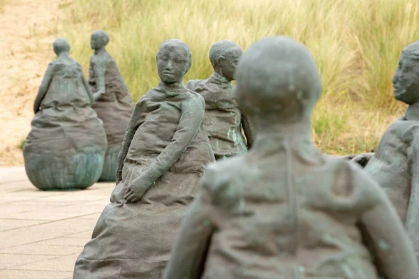 South Shields / England - 14 Ekim 2017: Muhabbet Parçası namı diğer Weebles, Juan Munoz 'un tuhaf ve harika heykelleri