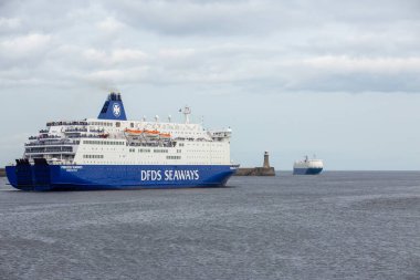 South Shields UK - 14 Ekim 2017: DFDS Deniz Yolları Feribotu (yolcu gemisi) Amsterdam 'a gitmek üzere Tyne Nehri' nden ayrılıyor