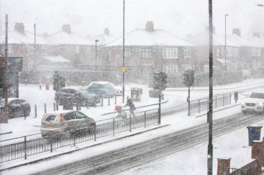 Tyne High Heaton 'daki Newcastle - 17.01.2019: Fırtınada yaya geçidi kullanan bir anne