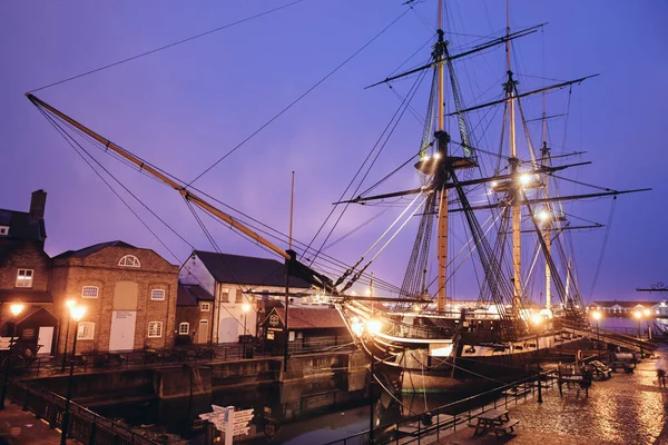Hartlepool UK - 11 Ekim 2019: HMS Trincomalee uzun gemisi gece aydınlatıldı, Hartlepool Denizcilik Müzesi