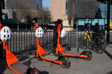 Tyne UK üzerine Newcastle: 6 Mart 2021: Turuncu E- scooterlar şehir merkezinde kiralanabilir (elektrikli scooter escooter)
