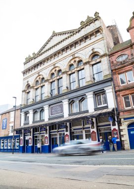 Newcastle on Tyne England: 17 Mayıs 2016: Newcastle Tyne Tiyatrosu 'nun dış binası ve trafiğin geçişi