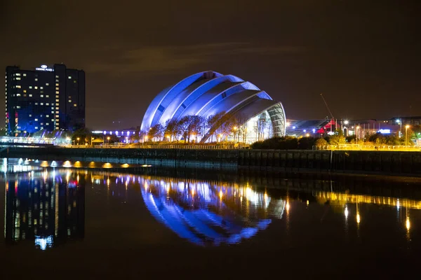 Glasgow İskoçya - 30 Ekim 2014: Glasgow Armadillo SECC aydınlandı ve Crowne Plaza gece