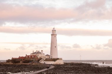 Whitley Körfezi İngiltere - 0.01.01.2019: Soğuk bir kış öğleden sonrasında pembe bir günbatımı ile Whitley Körfezi