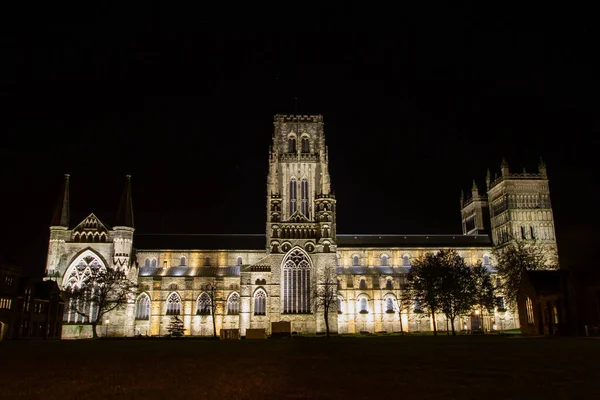 Durham England - 04.08.3013: Durham Katedrali gece aydınlatıldı (geniş açı)